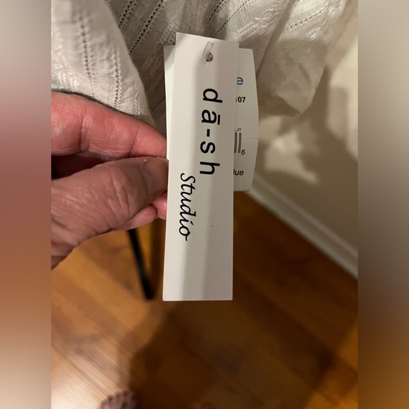 Dash Studio Beautiful white top with detailed material Large NWT - Picture 9 of 9